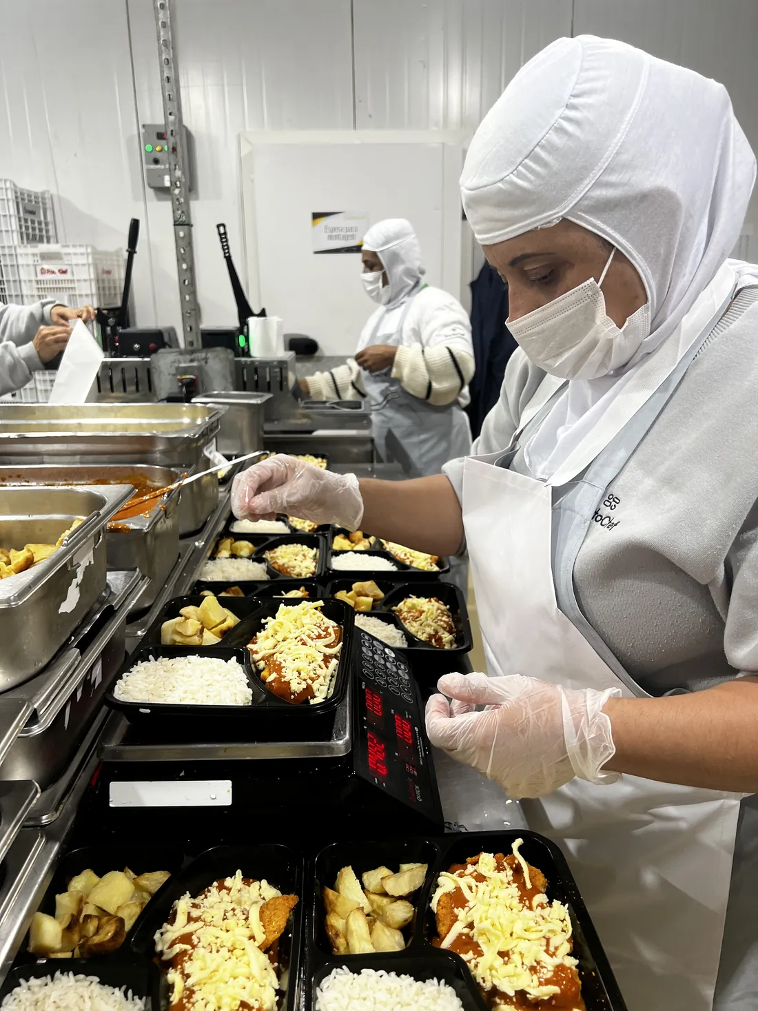 Montagem de marmitas para entrega