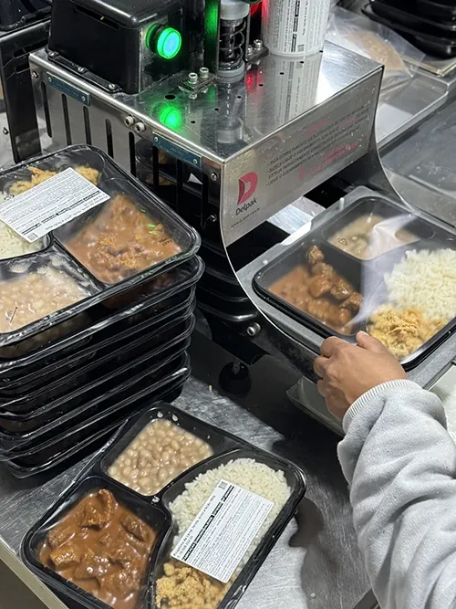 Marmitas ProntoChef na seladora da linha de produção
